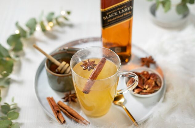 Jonnie Walker black hot toddy whisky